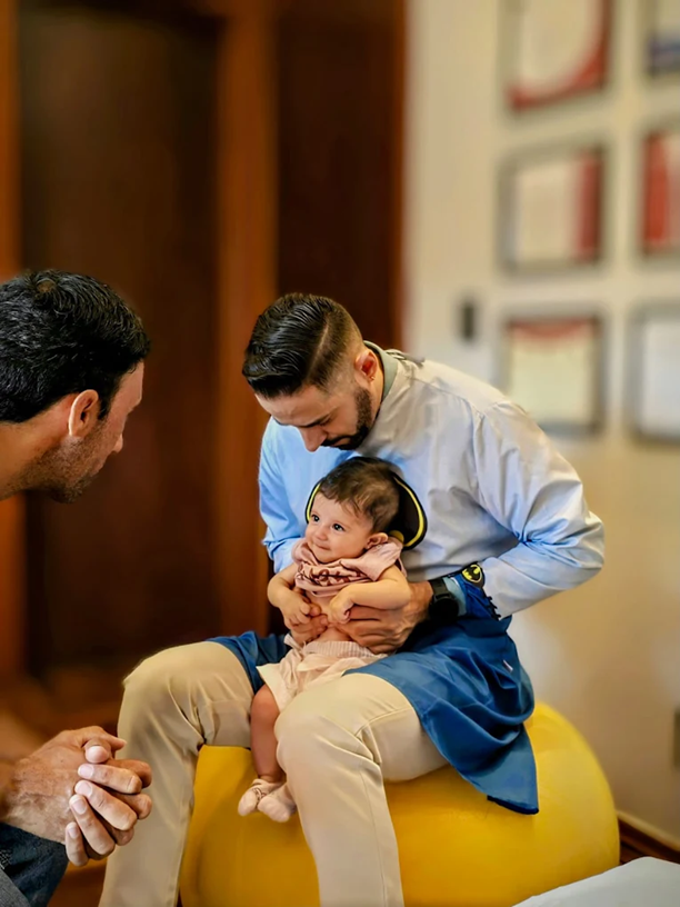 Atendimento acolhedor com a família presente durante a sessão do bebê