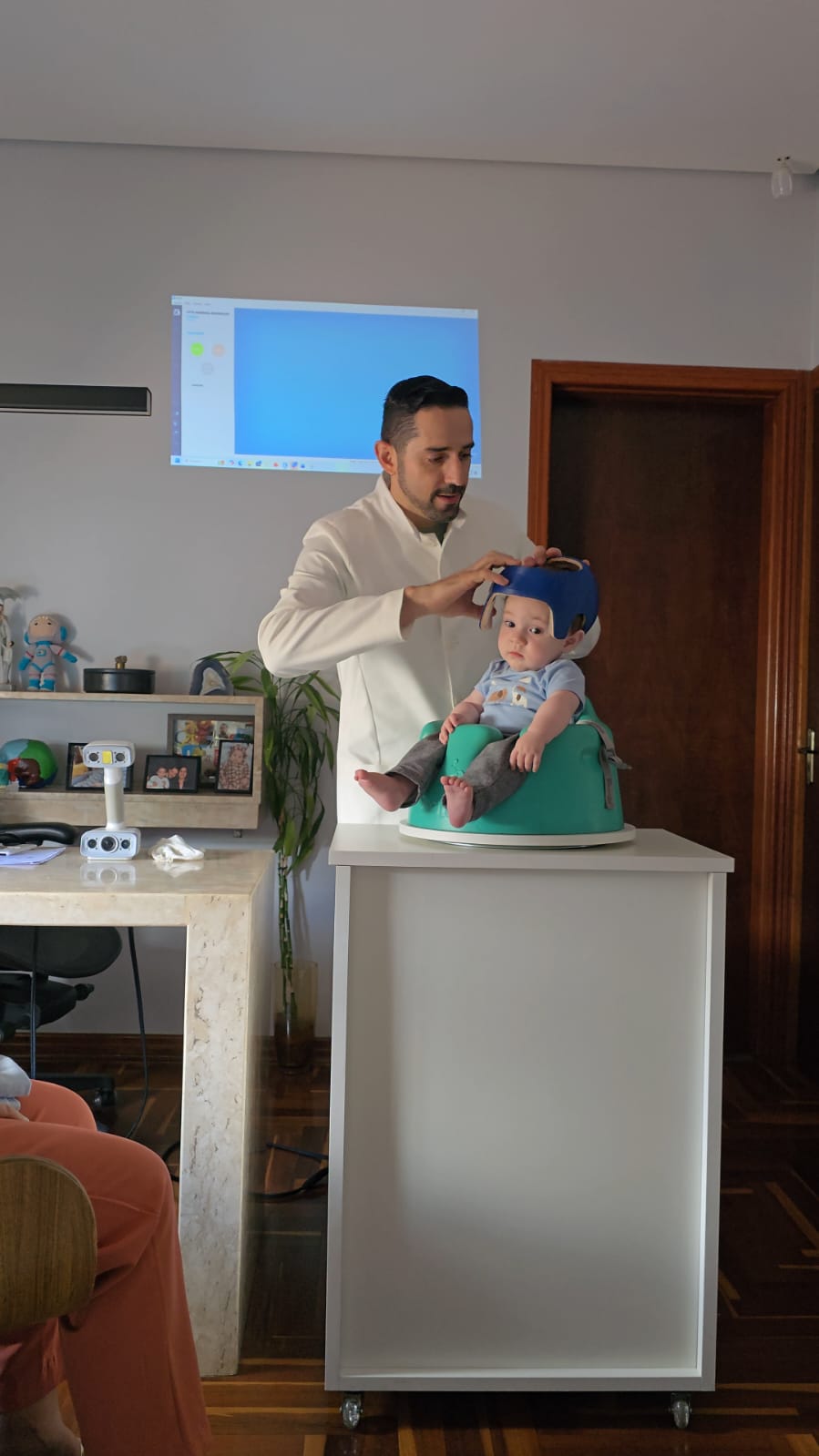 Especialista colocando a órtese craniana sob medida no bebê