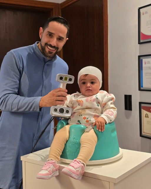 Especialista da ITDOR realizando escaneamento craniano 3D em um bebê com órtese craniana