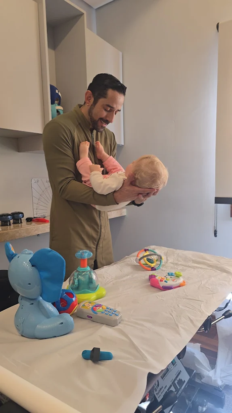 Especialista da ITDOR realizando manobra de avaliação cervical em um bebê
